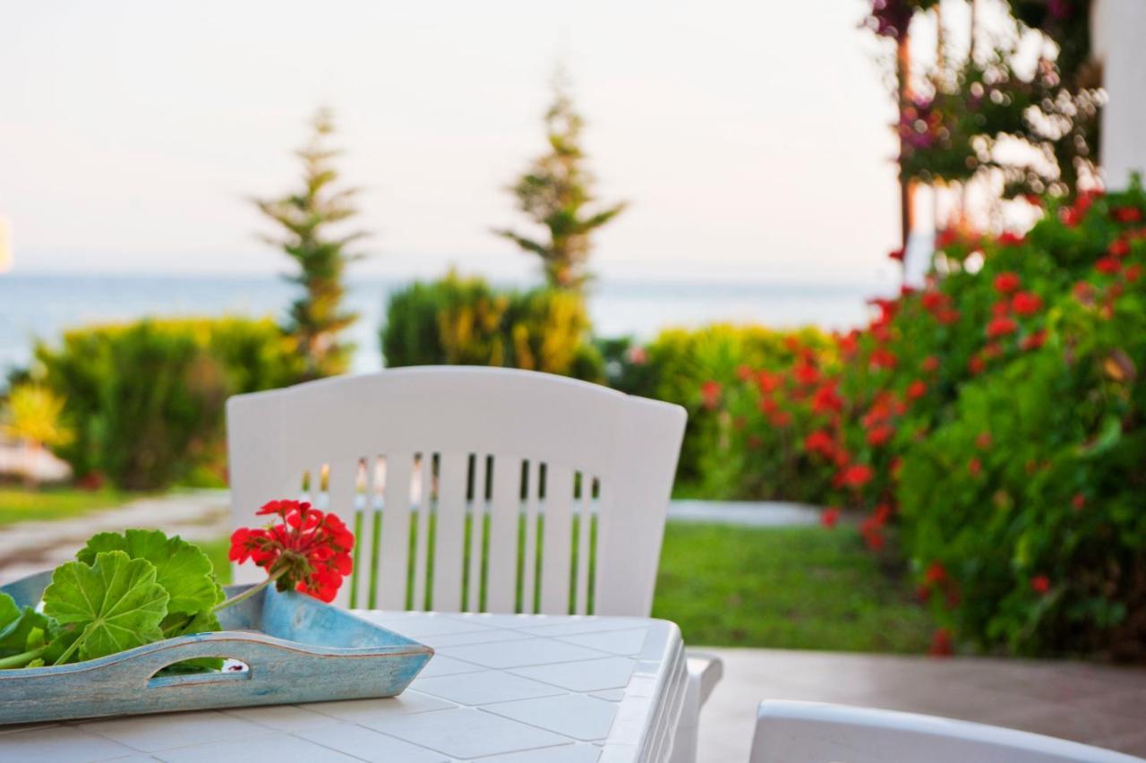 Christina'S Sea House Apartment Nikiti  Bagian luar foto
